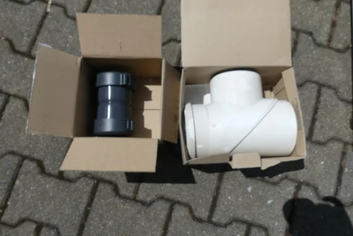 2x Karton mit Sanitärzubehör u.a. Revisionsbogen weiß